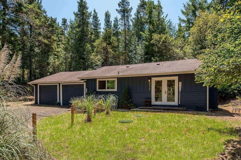 Adorable Mercer Lake Area Cottage with HOT TUB! Pet Friendly, Walk to Mercer Lake. - Image 1