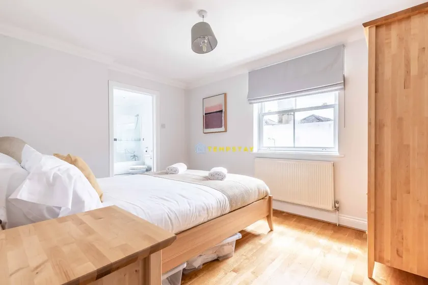 2 BED/2 BATH & FREE PARKING! ❤ CENTRAL WINDSOR ❤ - Image 1
