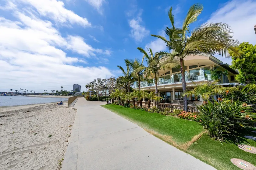 Family Luxurious Waterfront Escape - Image 1
