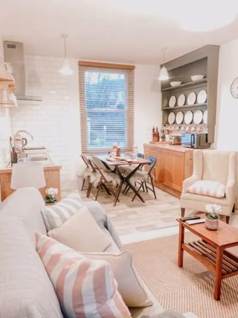 Stylish town centre apartments - Image 1