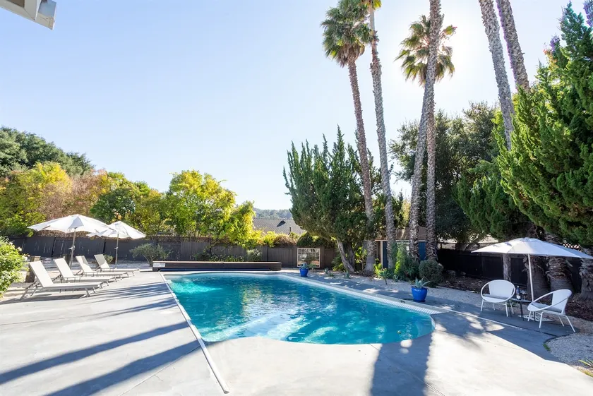 Hot tub, heated pool (82 degrees), gas fire pit - Image 1