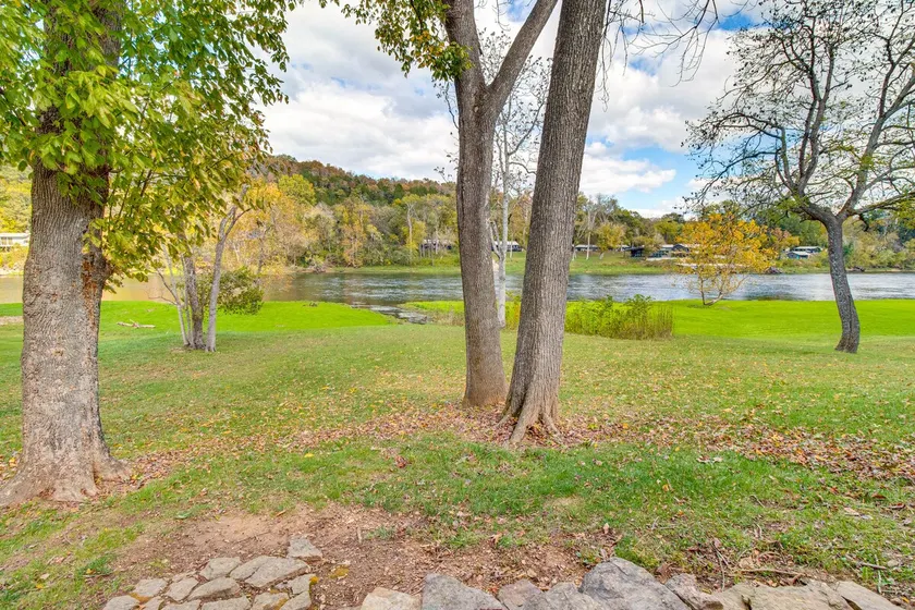 TroutFest - Magnificent 3BR Riverfront Home m / Wifi, Back Porch & fantastisk udsigt - Ideel til fiskere og familie Getaways! - Image 1