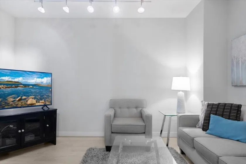Amazing 1BR Apt | Full Kitchen | Pool | Laundry - Image 1