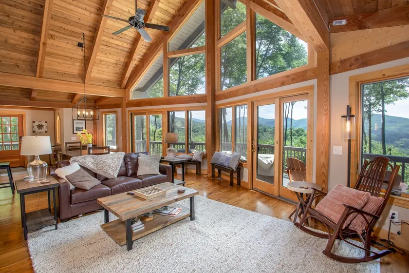 Mountain Lodge With Picturesque Views - Image 1