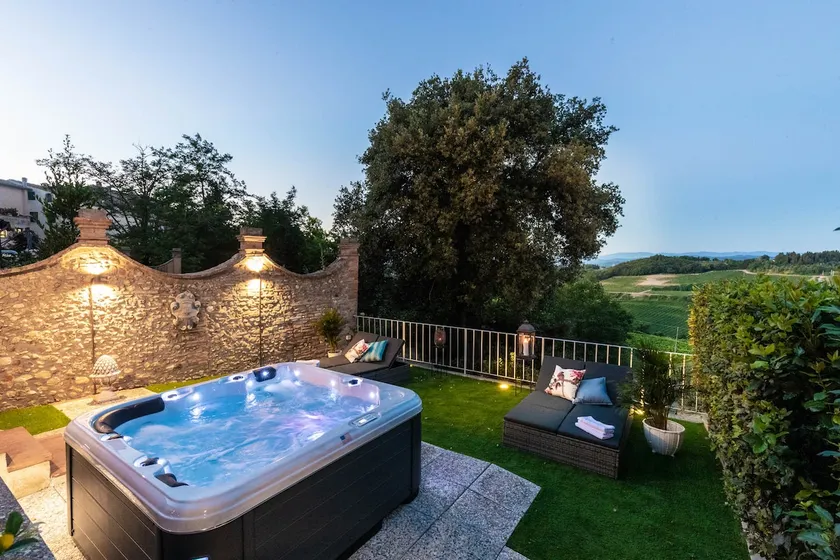 Villa Chianti, your Secret 4 Bedrooms Retreat with View over the Vineyards in Marcialla - Image 1