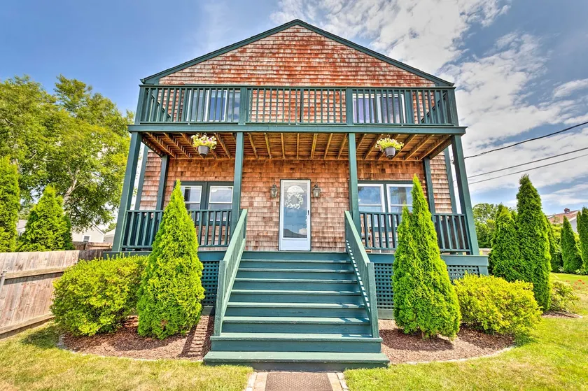 Coastal Abode w/ Beach Views, Walk to Beach & Bars - Image 1