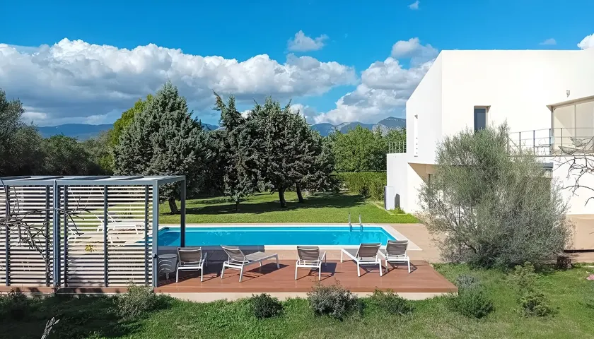 Impressive avant-garde villa for up to 10 people - Image 1