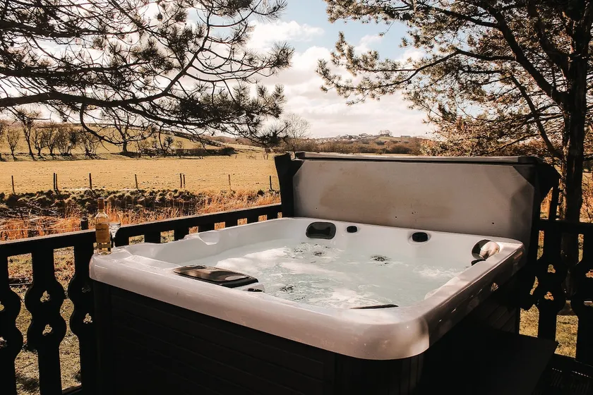 Keer Side Lodge, Luxury lodge with private hot tub at Pine Lake Resort - Image 1