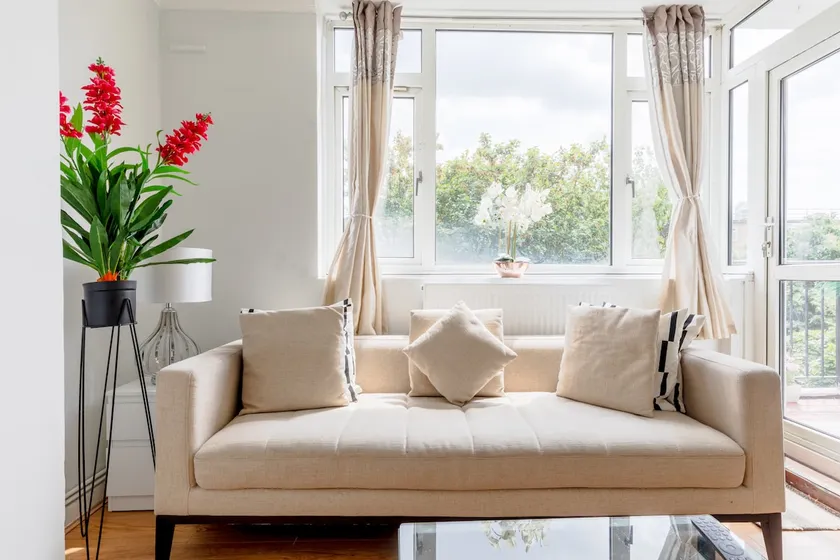 Bright 3-Bedroom Flat Parking 4KTV & Balcony - Image 1