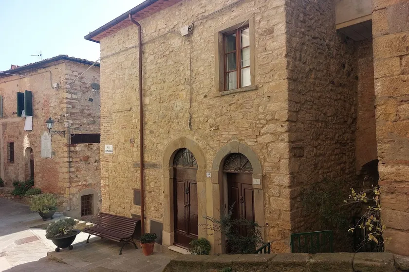 Tuscan Hilltop Getaway - Image 1