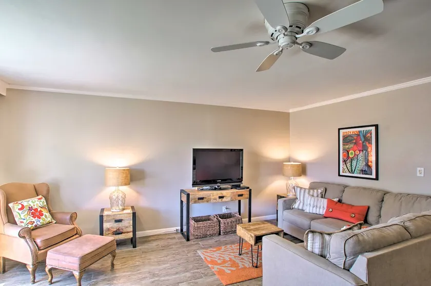 Walk to Trolley & Lake: Sunny Scottsdale Townhome - Image 1