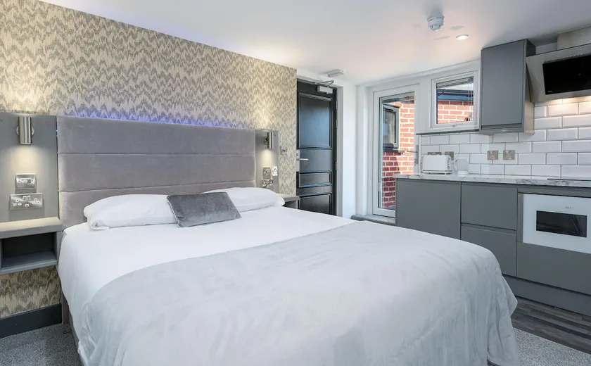Studio-Private bathroom with shower-View of the - Image 1