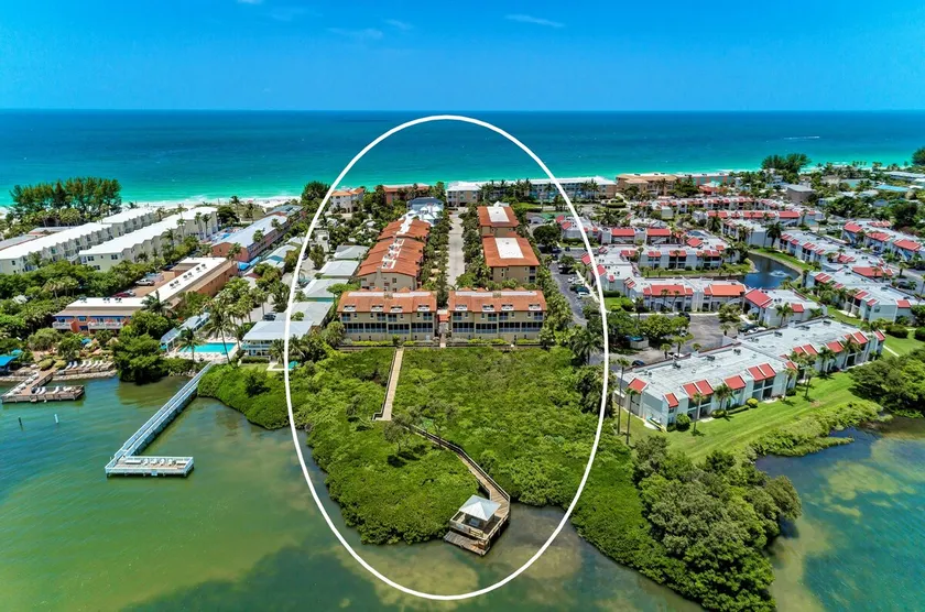 The Sea Grape, end unit, walk to beach and steps to the community pool/spa - Image 1