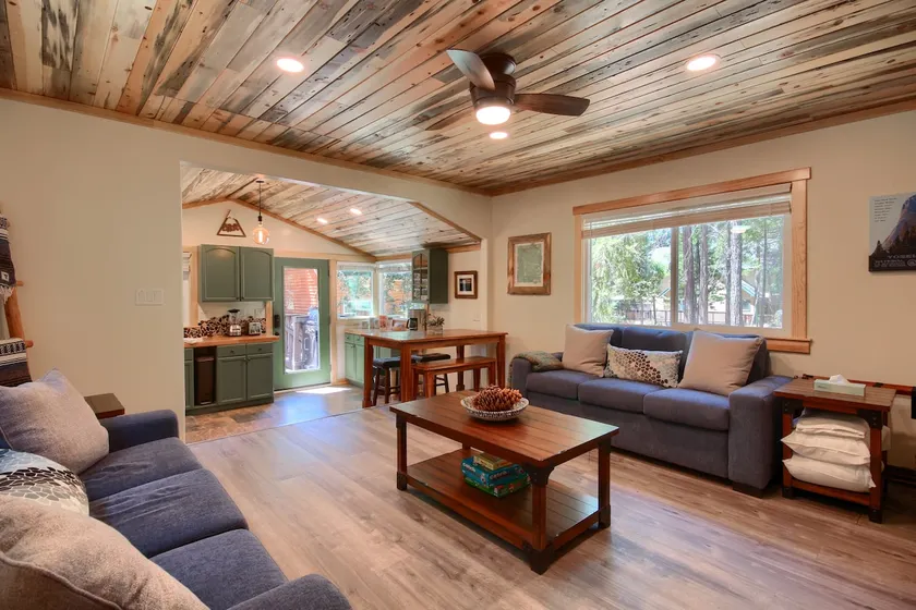Beetlebark Bungalow- Inside Yosemite w/ hot tub & EV charging cable - Image 1