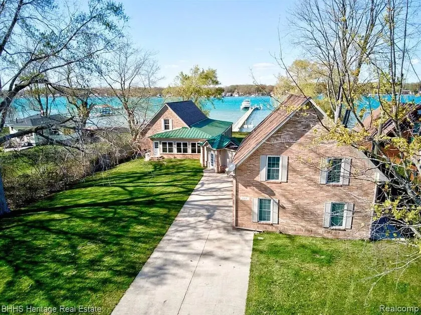 Newer Cottage on the Lake, ample space for boats - Image 1