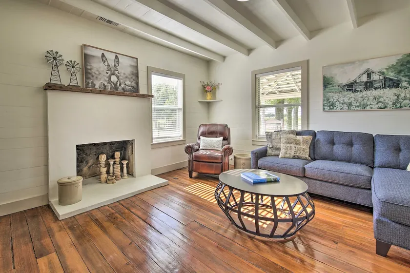 Peaceful Schulenburg Farmhouse w/ Fire Pit & Games - Image 1