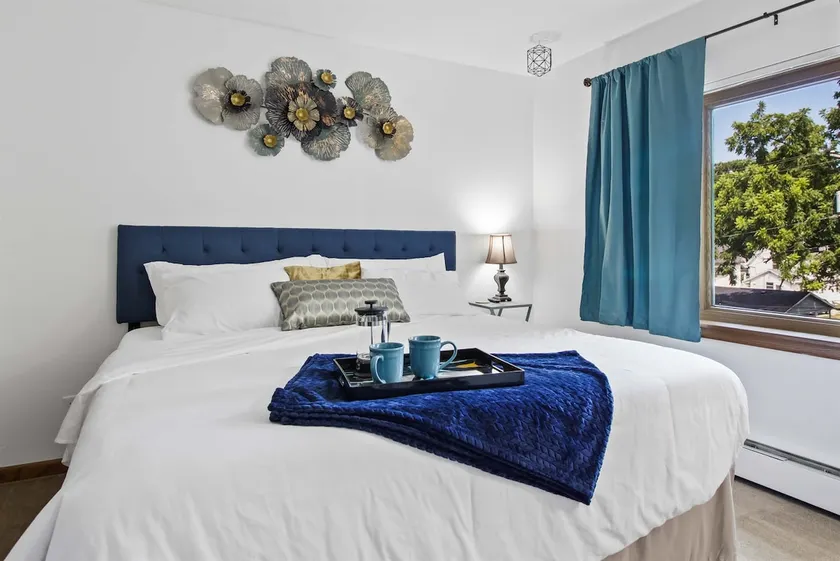 Tosa Village | King Bed | Froedtert | Parking - Image 1
