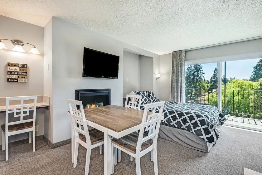 Downtown Condo with Riverview & Balcony - Image 1