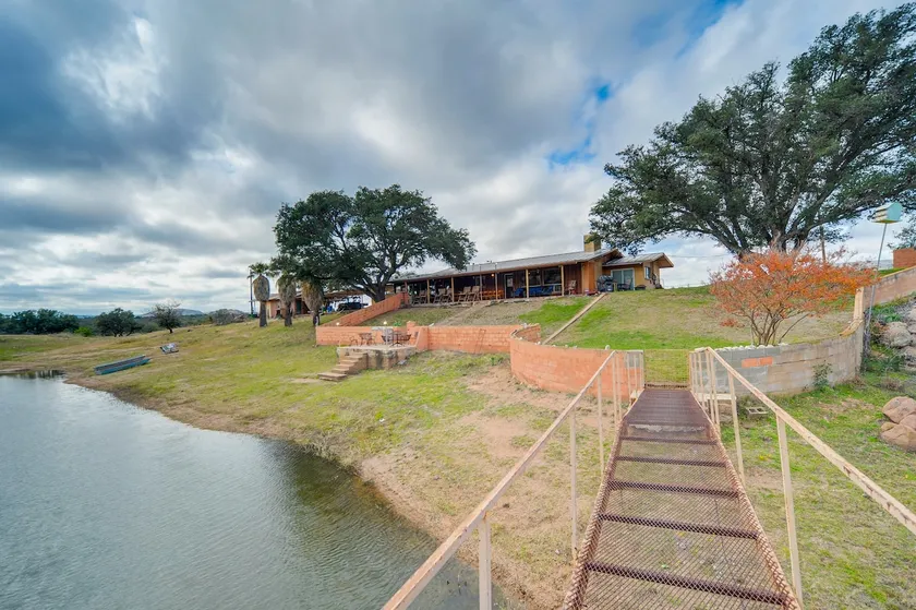 Rustic & Western House on Lake - Swim & Fish! - Image 1