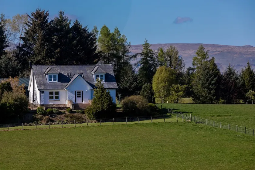 Spacious farmhouse with golf views and hot tub - Image 1