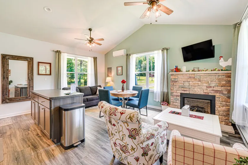 Close to Slopes: Lakeside Cottage in Pocono Mtns - Image 1