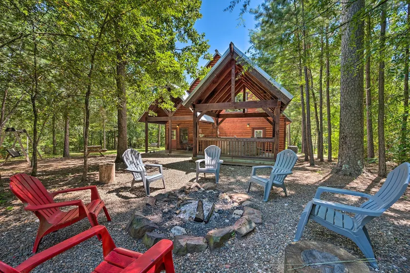 4 Mi to Beavers Bend: Cabin w/ Hot Tub & Games - Image 1