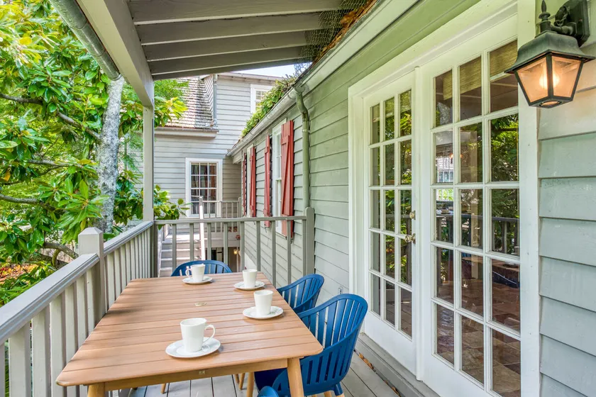 Modern 3BR Soundview 1st-Floor | Deck - Image 1