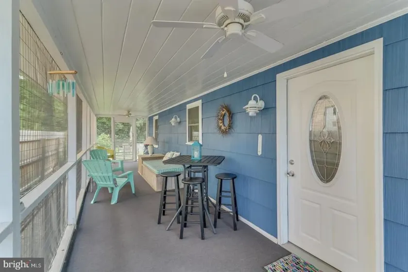 Quaint Beach Block Cottage 100 steps to the beach - Image 1