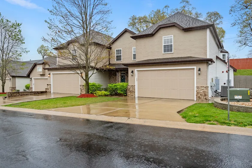 5 Bedroom, 5 Bath Townhouse with Gas Fireplace, Whirlpool Tub, and Attached Garage - Image 1