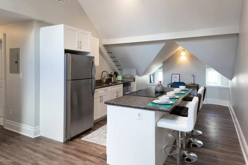Lovely and Spacious Apartment in Heart of Midtown - Image 1