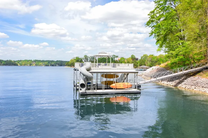 Unbeatable Views, Luxury Lakefront, Deluxe Dock - Image 1