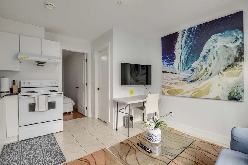 Luxury 1-Bedroom Suite in Vancouver - Image 1