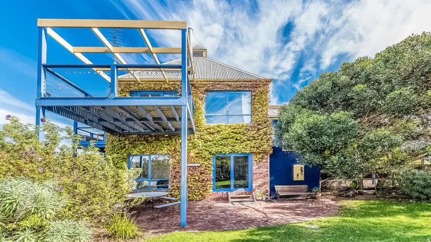 Mills Court, Quirky seaside house at Smiths Beach, bring the surf boards! - Image 1