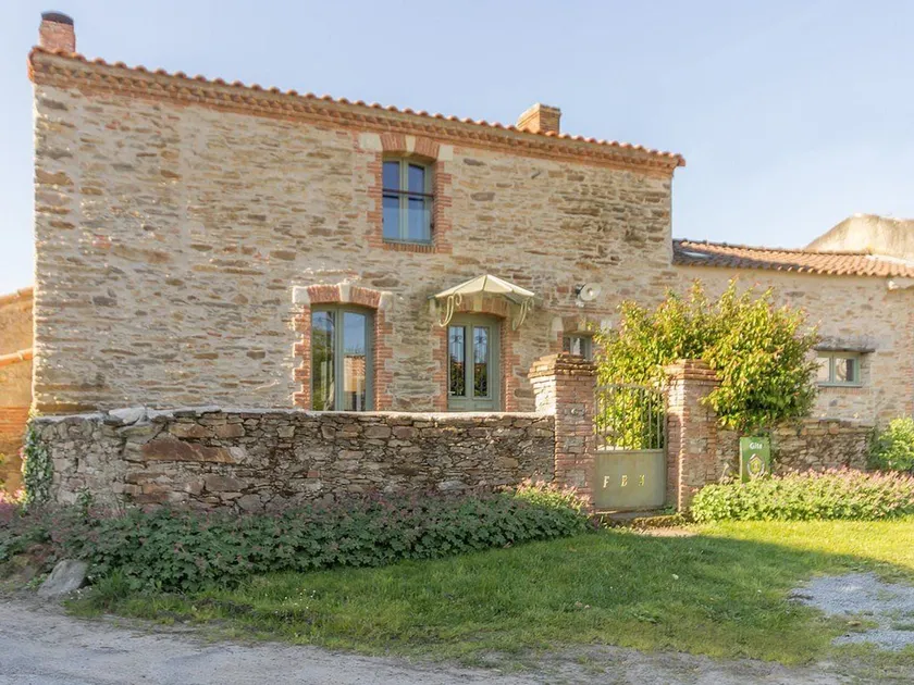 Charming House in Rouans - Wifi, Pets Allowed - Image 1