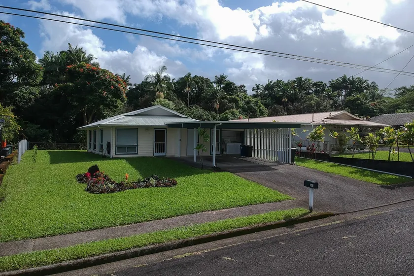 Minutes from Downtown Hilo, Sleeps 6 - Image 1