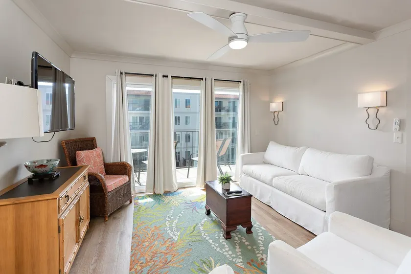 Completely renovated condominium - Image 1
