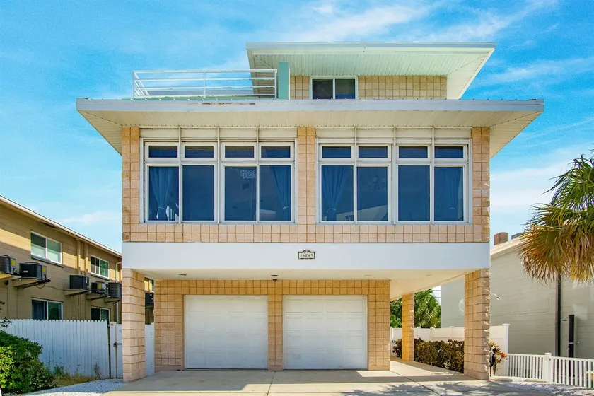 Sunsets Madeira Beach/ 4BR Ocean View House w/Balcony & Elevator - Image 1
