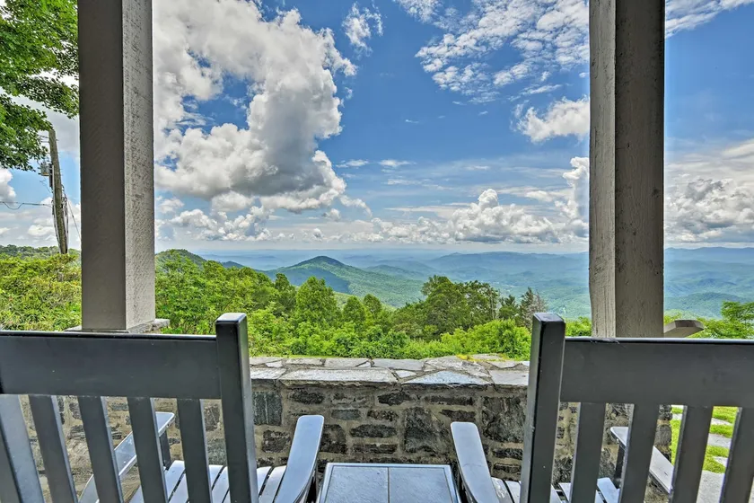 Amazing Historic Home w/ Stunning Mountain Views! - Image 1