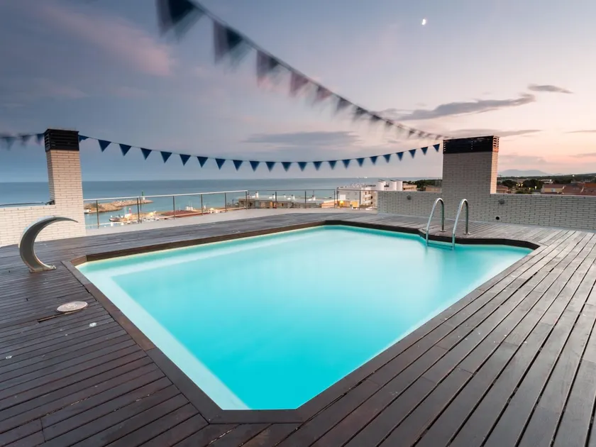 Apartment with terrace and swimming pool 100 m from the beach - Image 1