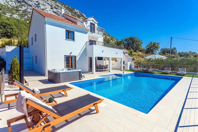 Villa Flora mit 53 m2 privatem Pool, Whirlpool, Sauna, Kino und 4 Schlafzimmern mit Bad - Image 1