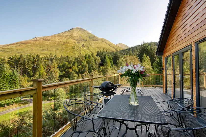 Stunning 5 star lodge with loch and mountain views - Image 1