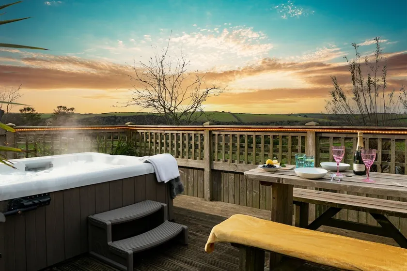 Hot tub, logburner, nr Padstow, couples getaway! - Image 1