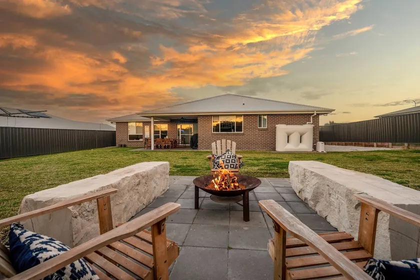 Devan House - An Entertainers' Retreat Close to Town - Image 1