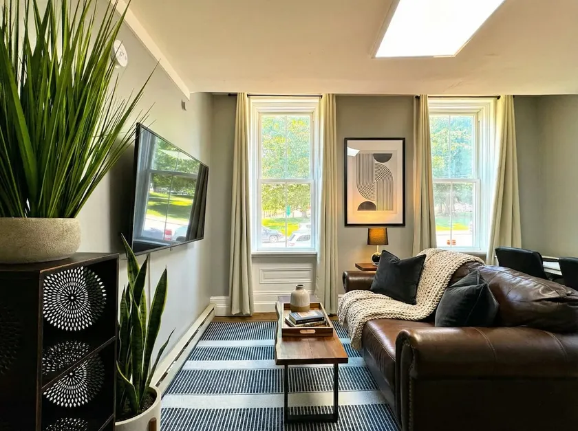 The Grayson at Park Place- cozy and fully updated with King bed free coffee and fast WIFI - Image 1