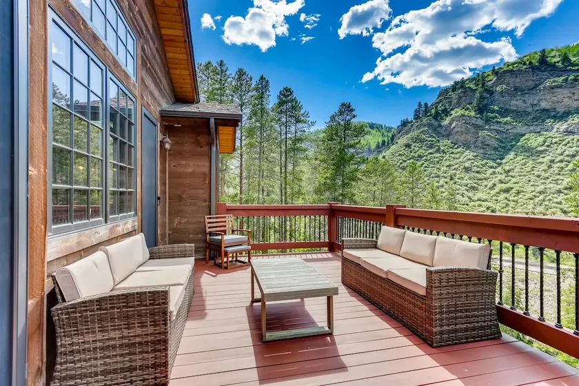 Valley Views, Hot Tub and Parking Included - Image 1