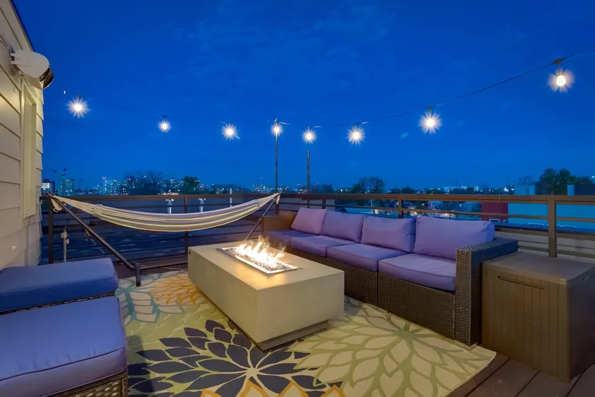Modern And Spacious Townhouse Blocks from Downtown - Image 1