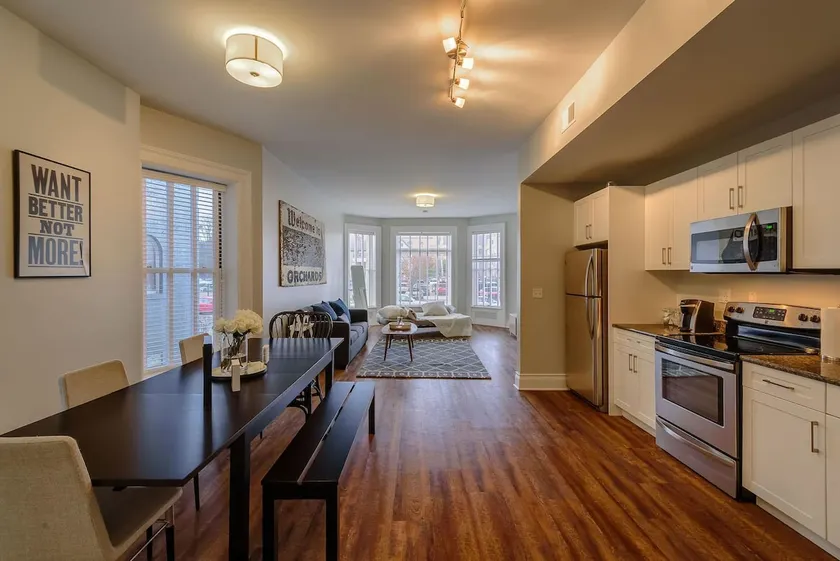 Bright Spacious Midtown Getaway King Bed - Image 1