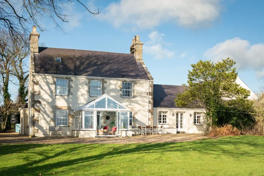 Ty Fferam Bailey: 7‑Bed Farmhouse Sleeping 14 in Bodorgan | Managed by Anglesey Holiday Lettings - Image 1