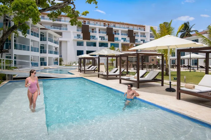Outstanding 2 Bedroom Apartment, Pool View (C) - Image 1