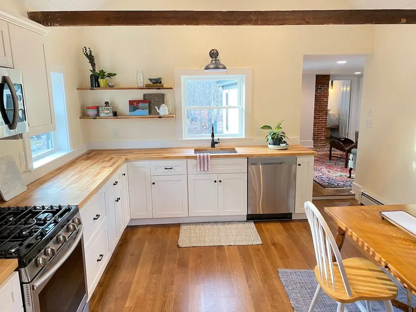 Farmhouse Retreat Upstairs | Walk to Downtown| - Image 1